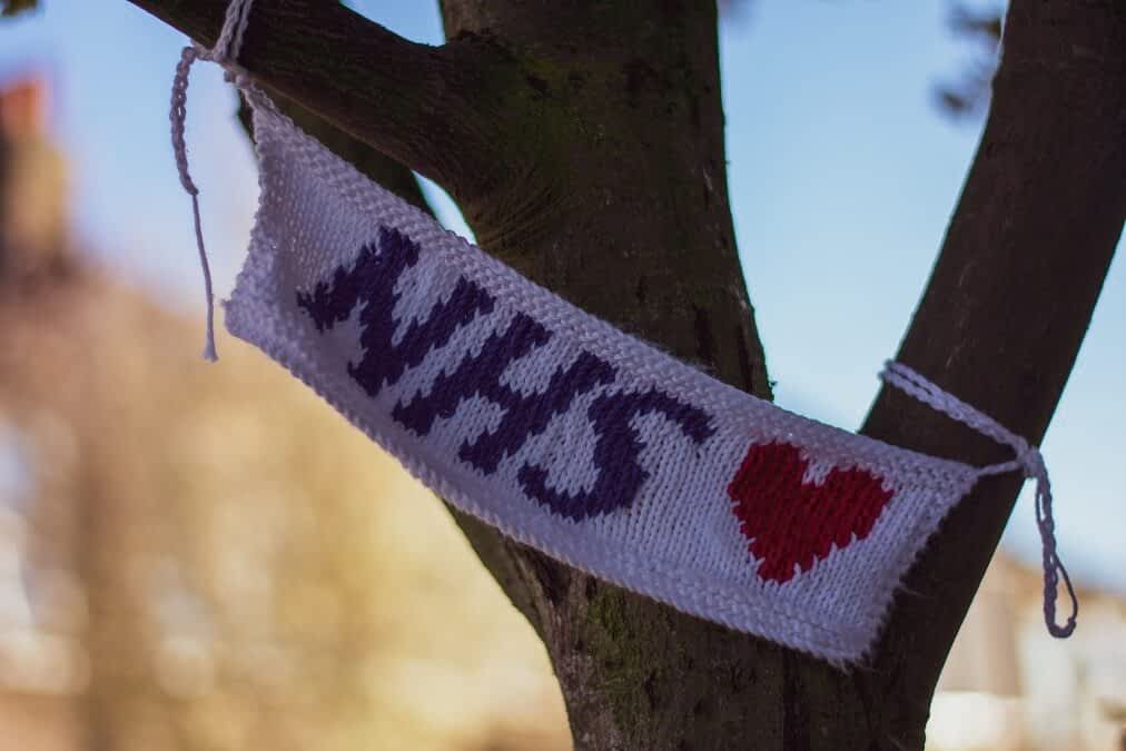 applauds courage of NHS workers