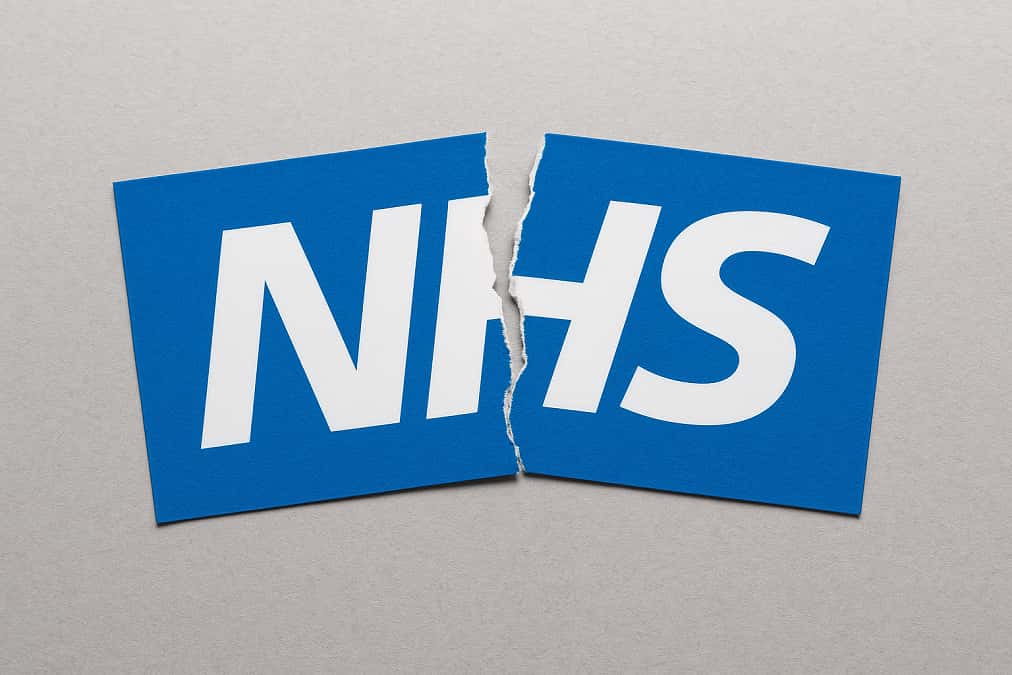NHS nurses and doctors reject pay deals amid crisis